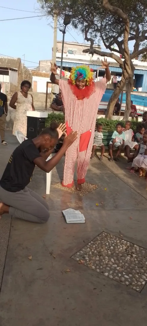 Evangelismo com teatro na rua